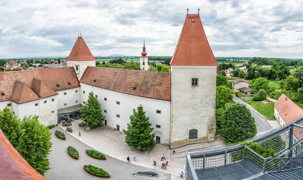 Pátio Castelo Orth Áustria Foto Panorâmica Sazonal Cena Arquitetônica Destino — Fotografia de Stock