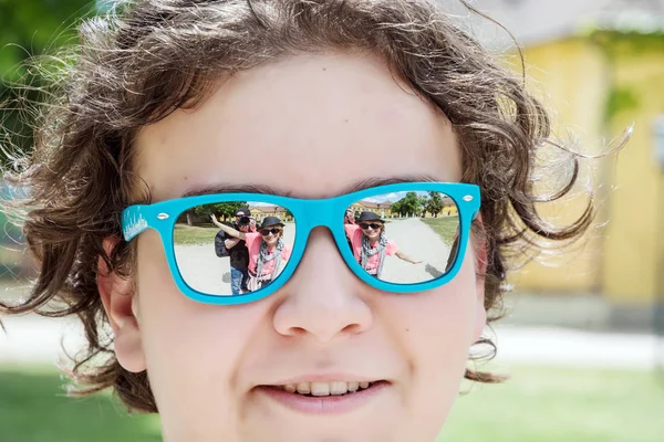 Gente Specchia Negli Occhiali Sole Ragazzo Adolescente Tema Del Viaggio — Foto Stock