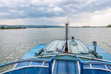 Su Barajı, Piestany, Slovakya Cumhuriyeti üzerinde seyir. Ulaşım Tema.