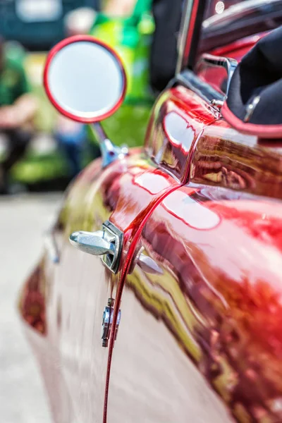 Veterano Coche Rojo Con Espejo Retrovisor Asa Auto Antiguo Automóvil — Foto de Stock