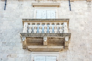 Eski ev, Trogir, Hırvatistan balkonda. Seyahat hedef. Mimari Tema.