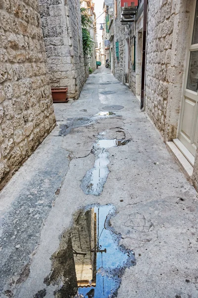 Rua Estreita Cidade Histórica Trogir Croácia Destino Viagem Cena Reflexões — Fotografia de Stock