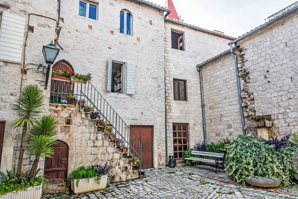 Eski Şehir Trogir, Hırvatistan evde özel avlusu. Mimari tema. Seyahat hedef.