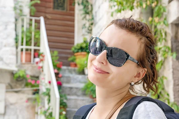 Lächelnde Touristin Mit Sonnenbrille Posiert Der Altstadt Von Trogir Kroatien — Stockfoto