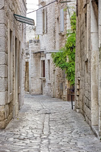 Tarihi kent Trogir, Hırvatistan boş dumanlı sokakta. Sabah sahne. Seyahat hedef.