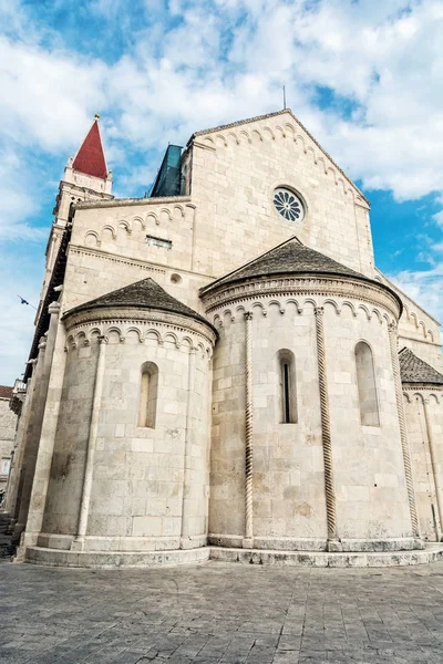 세인트 로렌스의 대성당은 로마네스크 크로아티아에서에 천주교 트리플 대성당 종교적인 술입니다 — 스톡 사진