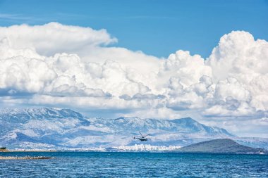 Trogir Pantan plaj tepeler ve Split şehir görüntüleyin. Seyahat hedef.