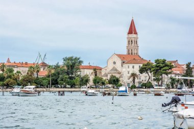Eski Şehir Katedrali St Lawrence ile Trogir ve liman tekneler, Hırvatistan ile. Seyahat hedef.