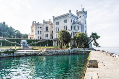 Trieste, kuzeydoğu İtalya yakınındaki Miramare castle. Seyahat hedef. Güzel mimari.