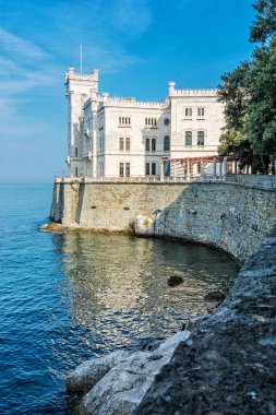 Trieste, kuzeydoğu İtalya yakınındaki Miramare castle. Seyahat hedef. Güzel mimari.