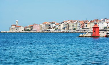 Eski kilise, renkli ve deniz feneri Piran, Slovenya ile kıyı şeridi. Seyahat hedef. Mimari sahne.