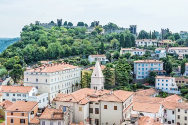 St. George's Parish Church Piran, Slovenya için şehir duvarlar. Seyahat hedef. Kentsel sahne.