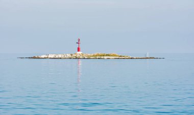 Işık beacon küçük adanın kıyısından, Porec, Hırvatistan. Güvenli deniz taşımacılığı.