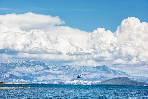 Vista Dalla Spiaggia Pantan Trogir Alle Colline Città Spalato Destinazione — Foto Stock