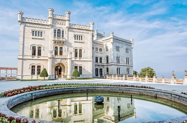 Castelo Miramare Espelhado Fonte Nordeste Itália Destino Viagem Bela Arquitetura Fotos De Bancos De Imagens