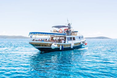 Blue Lagoon, Drvenik Veli, Hırvatistan - 26 Temmuz 2017: Gemi gezisinde çok sayıda turistin Blue Lagoon, Drvenik Veli, Adriyatik Denizi, Hırvatistan. Seyahat hedef. Yaz tatili. Açıklayıcı yazı işleri.