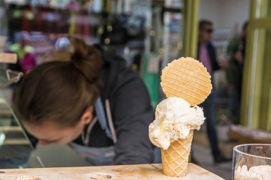 Banska Stiavnica, Slovakya - 16 Eylül 2017: Dondurma salonu, Banska Stiavnica, Slovak Cumhuriyeti, kadın satıcı. Tatlı snack. Seyahat ve mutfağı. Açıklayıcı yazı işleri.