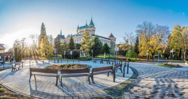 Bojnice, Slovakya - 31 Ekim 2017: Bojnice kale ile sonbahar, Slovak Cumhuriyeti alanında çevreleyen. Gün batımı sahne. Seyahat hedef. 