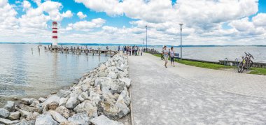 Podersdorf Am See, Avusturya - 1 Temmuz 2018: Lighthouse Podersdorf içinde am See ile turistis, göl Neusiedler bkz: Burgenland, Austria. Tema seyahat. Açıklayıcı yazı işleri.