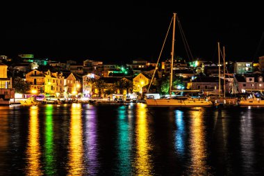 Trogir, Hırvatistan - 28 Temmuz 2017: Ciovo Adası, gece renkli sahne evlerin görünümü. Seyahat hedef. Yaz tatili. Açıklayıcı yazı işleri.