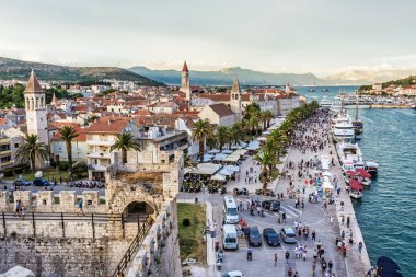 Trogir, Hırvatistan - 25 Temmuz 2017: Eski şehir, Trogir turist kalabalığından ile. Kamerlengo kale görüntüleyin. Yaz tatil hedef. Açıklayıcı yazı işleri.
