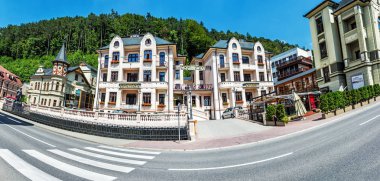 Trencianske Teplice, Slovakya - 25 Temmuz 2018: Köprü zafer Trencianske Teplice, Spa resort, Slovak Cumhuriyeti içinde. Panoramik fotoğraf. Tema seyahat. Artfilm uluslararası film festivali.