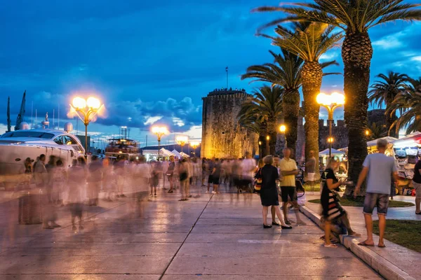 Trogir, Hırvatistan - 25 Temmuz 2017: tam turist ve ışıklı Kamerlengo kale Trogir, Hırvatistan gezi. Gece sahne. Yaz tatili. Seyahat hedef.