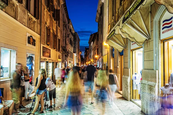 Porec Croatia August 2018 Crowd Tourists Many Shops Street Old — Stock Photo, Image