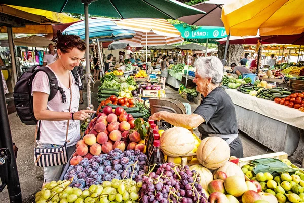 Trogir Croácia Julho 2017 Jovem Turista Que Compra Frutas Frescas Imagens De Bancos De Imagens
