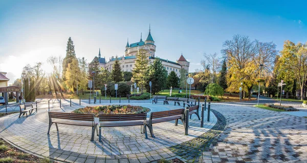 Bojnice Eslováquia Outubro 2017 Castelo Bojnice Com Área Circundante Outono Fotos De Bancos De Imagens
