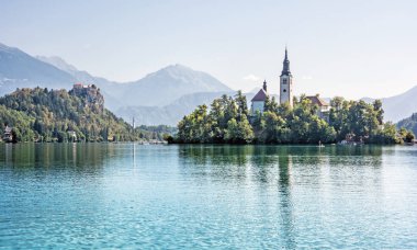 Lake Bled Kalesi ve varsayım Mary hac Kilisesi, Slovenya, Europe ile. Seyahat hedef. Dağlar, Mimarlık ve su yansımalar.