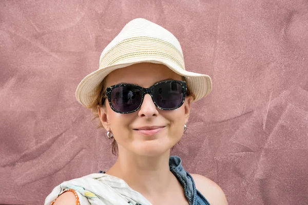 Lachende Vrouw Van Toeristische Met Zonnebril Sunhat Poseren Oude Stad — Stockfoto