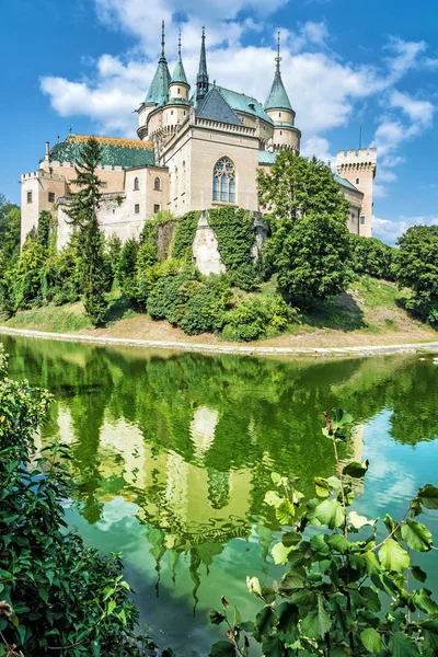 Castello Bojnice Specchiato Acqua Repubblica Slovacca Patrimonio Culturale Destinazione Viaggio — Foto Stock