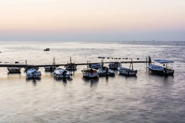 Cais Madeira Com Barcos Motor Noite Porec Croácia Longa Exposição Imagens De Bancos De Imagens Sem Royalties