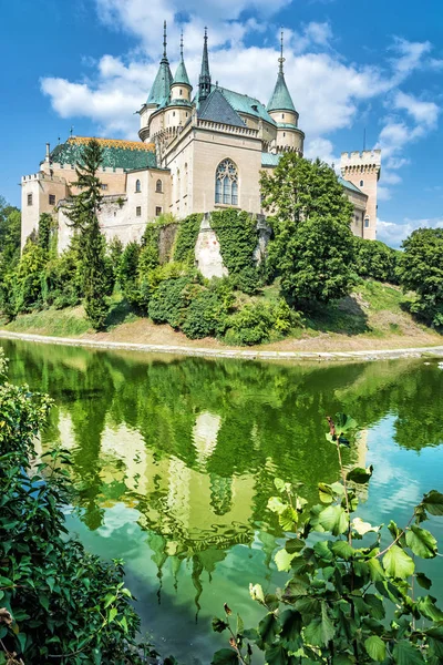 Castelo Bojnice Espelhado Água República Eslovaca Património Cultural Destino Viagem Fotos De Bancos De Imagens