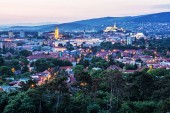 Blick auf die Stadt Nitra, Slowakische Republik, Europa. Abend urbane Szene. Nachts.