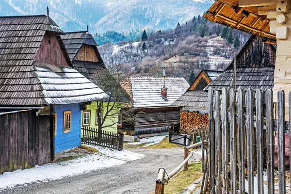 Casas de madeira coloridas na aldeia de Vlkolinec Fotos De Bancos De Imagens