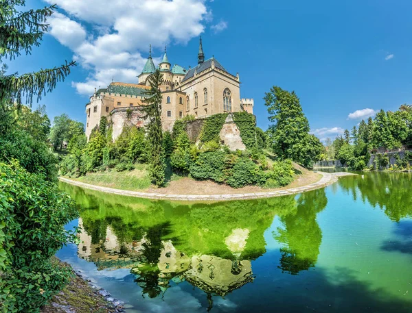 Bojnice Château Reflète Dans Eau République Slovaque Patrimoine Culturel Destination — Photo