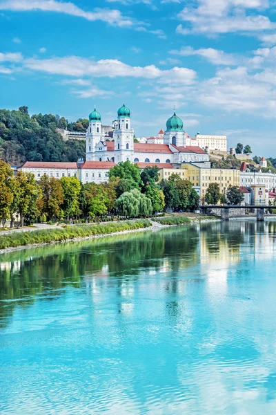 Passau Cidade Com Catedral Santo Estêvão Baixa Baviera Alemanha Destino Imagens De Bancos De Imagens