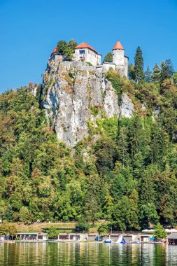 Bled Gölü, Slovenya ile yüksek rock kalesinde. Seyahat hedef. Güzel bir manzara. Turizm Tema.