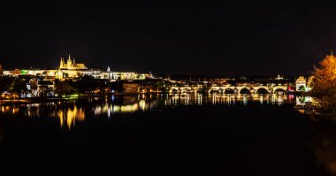 Ünlü Kalesi ve Charles Köprüsü yansıtma Vltava Nehri, Prague, Çek Cumhuriyeti. Gece sahne. Seyahat hedef. Mimari sahne. Panoramik fotoğraf.