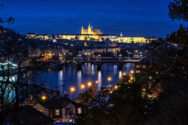 Berühmte Burg Und Moldau Aus Vysehrad Prag Tschechische Republik Nachtszene — Stockfoto