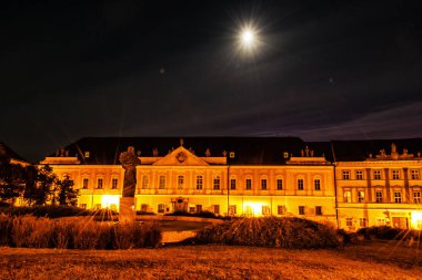 Büyük seminer, Pribina kare, Nitra, Slovak Cumhuriyeti. Gece sahne. Seyahat hedef. Dini mimari.