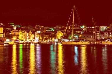 Trogir, Hırvatistan 28 Temmuz 2017 evleri Ciovo Adası, gece renkli sahne görünümünü. Seyahat hedef. Yaz tatili. Açıklayıcı yazı işleri. Sarı Fotoğraf Filtresi.