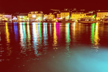 Trogir, Hırvatistan 28 Temmuz 2017 evleri Ciovo Adası, gece renkli sahne görünümünü. Seyahat hedef. Yaz tatili. Sarı Fotoğraf Filtresi.