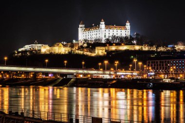 Bratislava, Slovakya Cumhuriyeti 18 Kasım 2018 Bratislava castle ve Snp köprü Tuna Nehri, Slovakya yansıtma. Gece fotoğraf. Seyahat hedef. Açıklayıcı yazı işleri.
