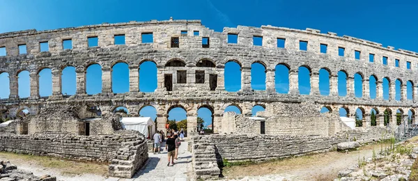 Pula Croatia August 2018 Tourists Admire Pula Arena Ancient Amphitheater — Stock Photo, Image