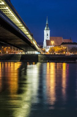Saint Martin's Katedrali ve Snp köprü Danube Nehri, Bratislava, Slovakya Cumhuriyeti içinde yansıtma. Gece fotoğraf. Seyahat hedef.