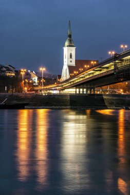 Saint Martin's Katedrali ve Snp köprü Danube Nehri, Bratislava, Slovakya Cumhuriyeti içinde yansıtma. Gece fotoğraf. Seyahat hedef.