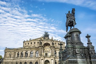 Semperoper ve Kral Johann, Dresden, Almanya heykeli. Mimari sahne. Seyahat hedef.